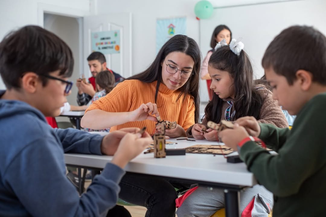 MorMaker, Sevgi Evleri’nde Umudu ve Üretimi Buluşturuyor: Deprem Bölgesinde Gerçekleşen Unutulmaz Atölye Çalışması