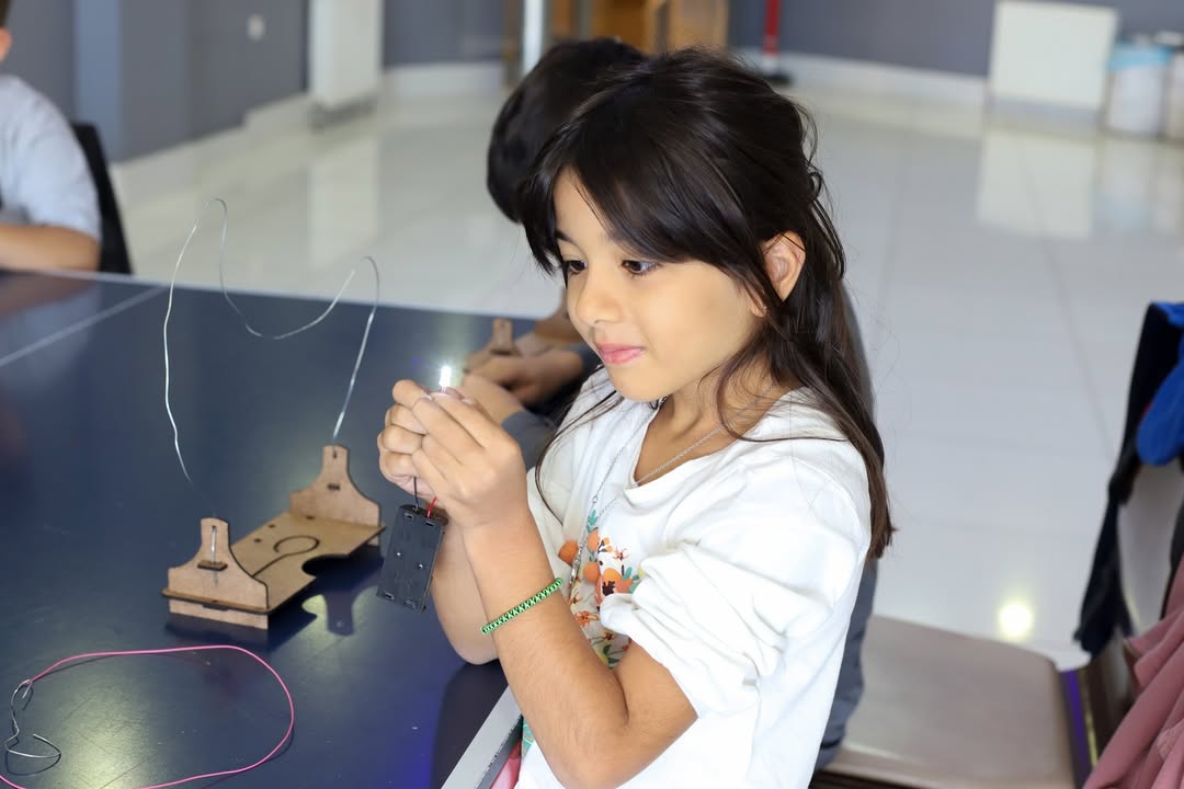 Mor Atölye: Gençlere Üretmenin Gücünü Tanıtan Yeni Nesil Eğitim Alanı